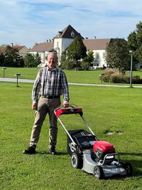 Von der Qualit&auml;t &uuml;berszeugt strahlt Gerd mit den Cramer Akku-Ger&auml;ten um die Wette